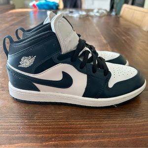 NIKE AIR JORDANS Boys Size 3Y White Navy EUC Jordan 1 Mid SE